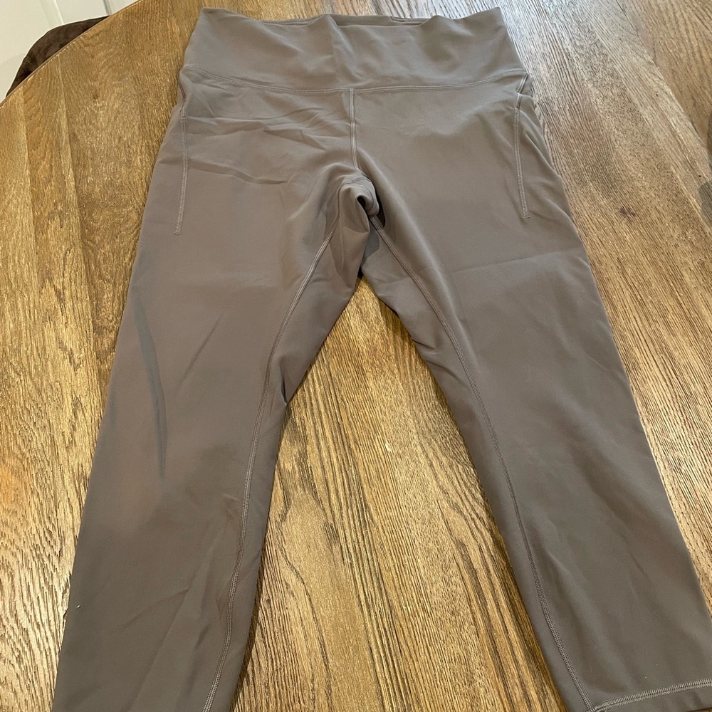Lululemon Wunder Train 25” with pockets sz14